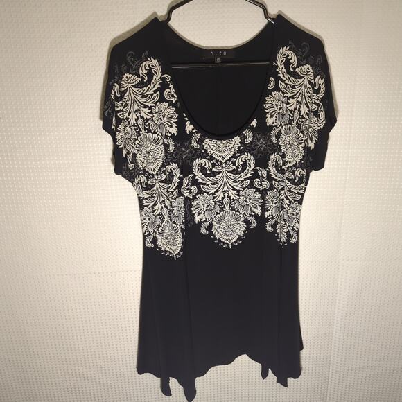 BLEU Medium Black White Floral Print Asymmetrical Hem Stretch Top Made in USA - Picture 1 of 7